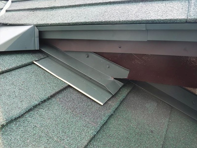 屋根の折り返し部分を板金でカバー